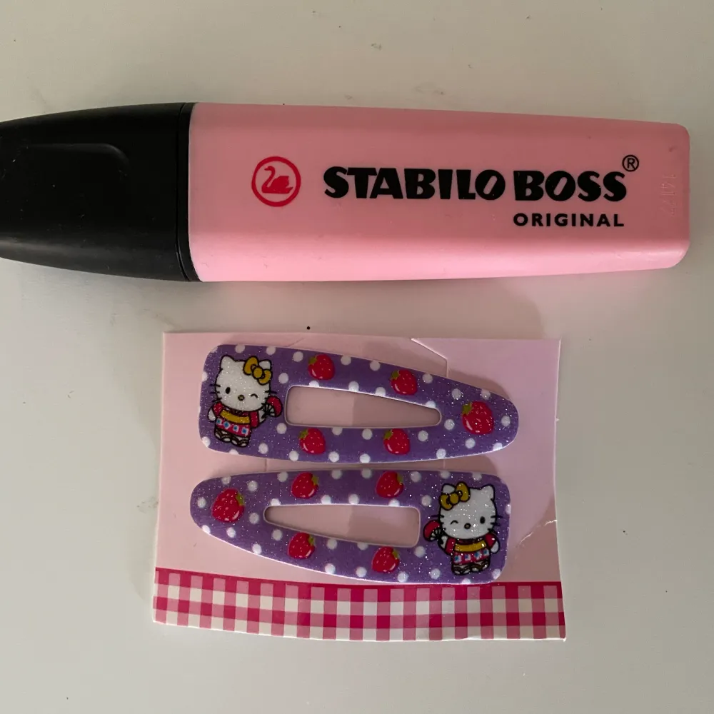 Hello Kitty nya hårspännen som är jättefina och har lite glitter på sig. På den 3:e bilden Er ni storleken i relation till pennan som inte ingår. . Accessoarer.
