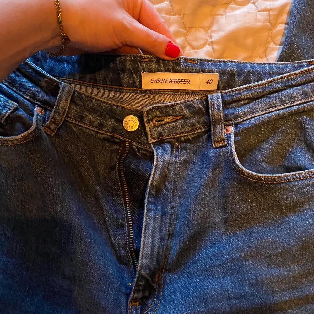 Helt nya Carin Wester jeans.  Storlek 40/M Kortare modell som slutar vid ankel  Supersköna och stretchiga!   Nypris 1200kr  Helt rökfritt och djurfritt hem. . Jeans & Byxor.