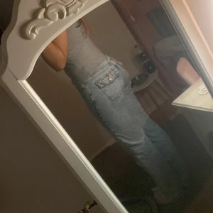Raka jeans - Ljus blåa mid rise jeans i toppen skick. Super sköna och sitter toppen. Jag är 165 och de är i bra längd.  Formar sig toppen efter din kroppsform💕💕 priset går att diskutera