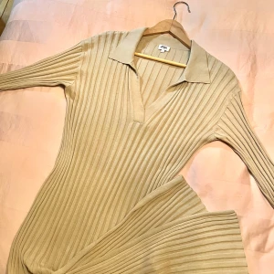 Poppis Klänning Twist&Tango - Superfin ribbstickad klänning med krage och slits på sidan av märke Twist & Tango! Vadlång i mjukt bekvämt material som andas, perfekt för våren. 🥰 Storlek S. Använd ett fåtal gånger.  Nypris 1799kr (Åhléns, finns fortf i sortiment). 