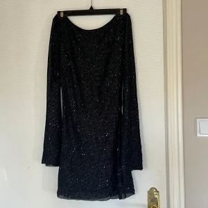 Klänning - Öppen i ryggen, aldrig använd, skulle haft den på nyår men blev inte så.