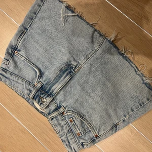 Blå Jeanskjol - Blå Jeanskjol från Ginatricot i storlek 32 - använd vid 1 tillfälle 