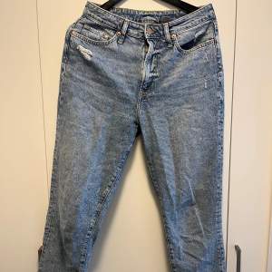 Använd ett fåtal gånger, nyskick. Storlek 40, passar M. Mom-jeans-passform. Jeansen har ”slit”-detaljer. Köpta på H&M.