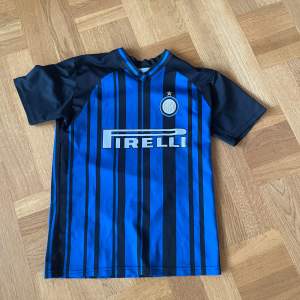 Säljer en Inter Milan tröja med Icardi på ryggen,  Unbranded storlek xs passar till s.  