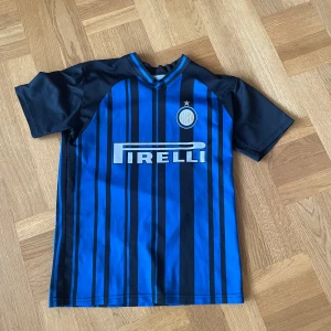 Inter Milan tröja  - Säljer en Inter Milan tröja med Icardi på ryggen,  Unbranded storlek xs passar till s.  
