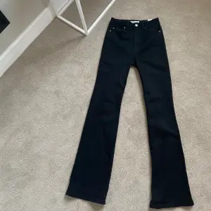 Svarta mid/high waist straight bootcut jeans  ifrån Cubus i storlek S/32, lite långa för mig som är 165cm. I bra skick! Inte använt så många gånger. Nypris 600kr 🌸😻 