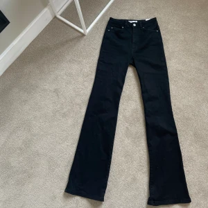 Svarta straight bootcut jeans - Svarta mid/high waist straight bootcut jeans  ifrån Cubus i storlek S/32, lite långa för mig som är 165cm. I bra skick! Inte använt så många gånger. Nypris 600kr 🌸😻 
