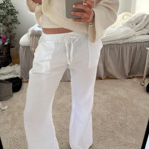 Vita linnebyxor  - Jättesnygga vita linnebyxor i bra skick utan några defekter. Skriv för fler bilder. Priset kan diskuteras😊