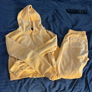 Juicy couture - Säljer ett juicy sett i orange, använd några gånger men inte många. St S i byxorna och M i tröjan men den är ganska liten för sin storlek (tröjan asså) diskuterar gärna om pris❤️