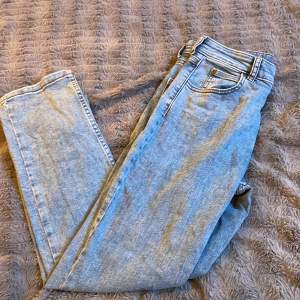 Ett par blåa lee jeans i storlek 12-13 år men passar folk till 150 till 160 dom är i (9/10) skick hör av er om frågor!