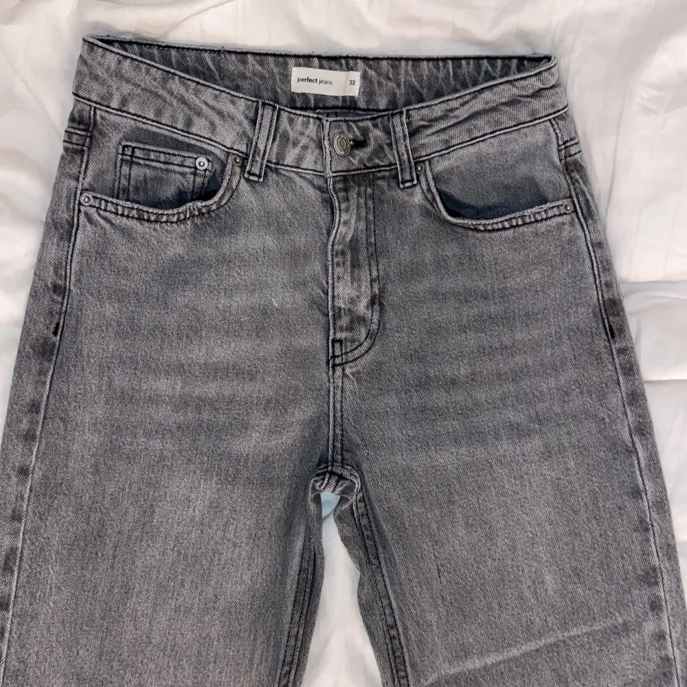 Snygga gråa Bootcut jeans från Gina Tricot, köpte jeansen förra året, ofta använda men i toppen skick👍Kontakta mig för fler bilder och information💕(köparen står för frakten). Jeans & Byxor.