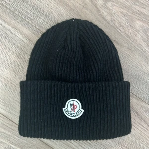 Moncler Beanie - Vintern e slut o jag försöker sälja lite vinterkläder till nästa säsong. Mössan e i perfekt skick 