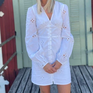 Vit klänning - Vit klänning från NAKD i stl 38. Perfekt till student, konfirmation eller skolavslutningen🤍  Endast använd 1 gång! 