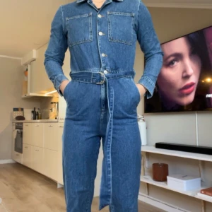 Denim jumpsuit - Denim jumpsuit från NA-KD