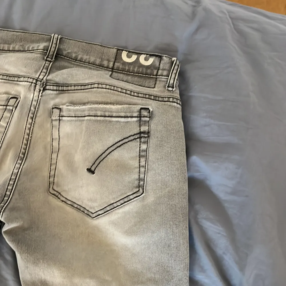 Använda slitningar förekommer uppklippta ”slitz” på båda benen därav priset. Nypris över 3000. Jeans & Byxor.