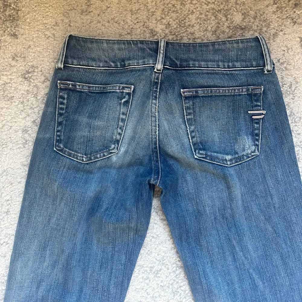 Världens snyggaste Diesel jeans 💋 Mått:  Midja 35cm   Ytterben  99cm, Innerben 79cm  Bredd längst ned 22cm  Hör av dig om du har frågor 💞. Jeans & Byxor.