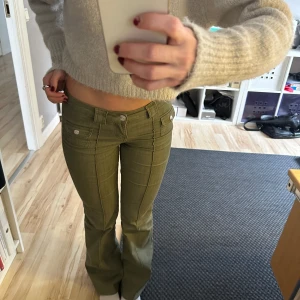 Gröna cargo jeans - Gröna cargo jeansen från hm! Knappt använda i perfekt skick☺️ Storlek 34 men passar mig som bär 36 i vanliga fall. skriv vid funderingar❤️