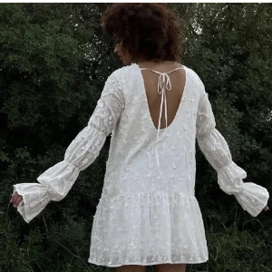 Studentklänning NA-KD - Superfin studentklänning som tyvärr inte satt som jag önskat på mig och tänker därför sälja vidare här🥰 Betalning sker via swish, KLICKA INTE PÅ KÖP NU! BUDA I KOMMENTARERNA FRÅN 490kr + FRAKT tiden går ut imorgon kl 16:00 Bud nu: 580