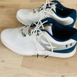 Golfskor-Under Armour  - Sparsamt använda Under Armour golfskor i stl 38 (nypris 750kr), nu endast 350kr! 