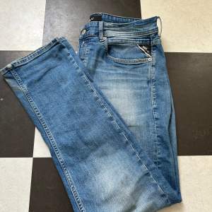 Säljer Replay Grover straight fit jeans. Bra skick men lite slitna längst ner inget man tänker på. Dem är supersköna och stretchiga. Nypriset ligger runt 1200kr