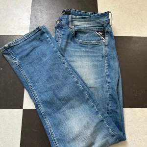 Replay jeans - Säljer Replay Grover straight fit jeans. Bra skick men lite slitna längst ner inget man tänker på. Dem är supersköna och stretchiga. Nypriset ligger runt 1200kr