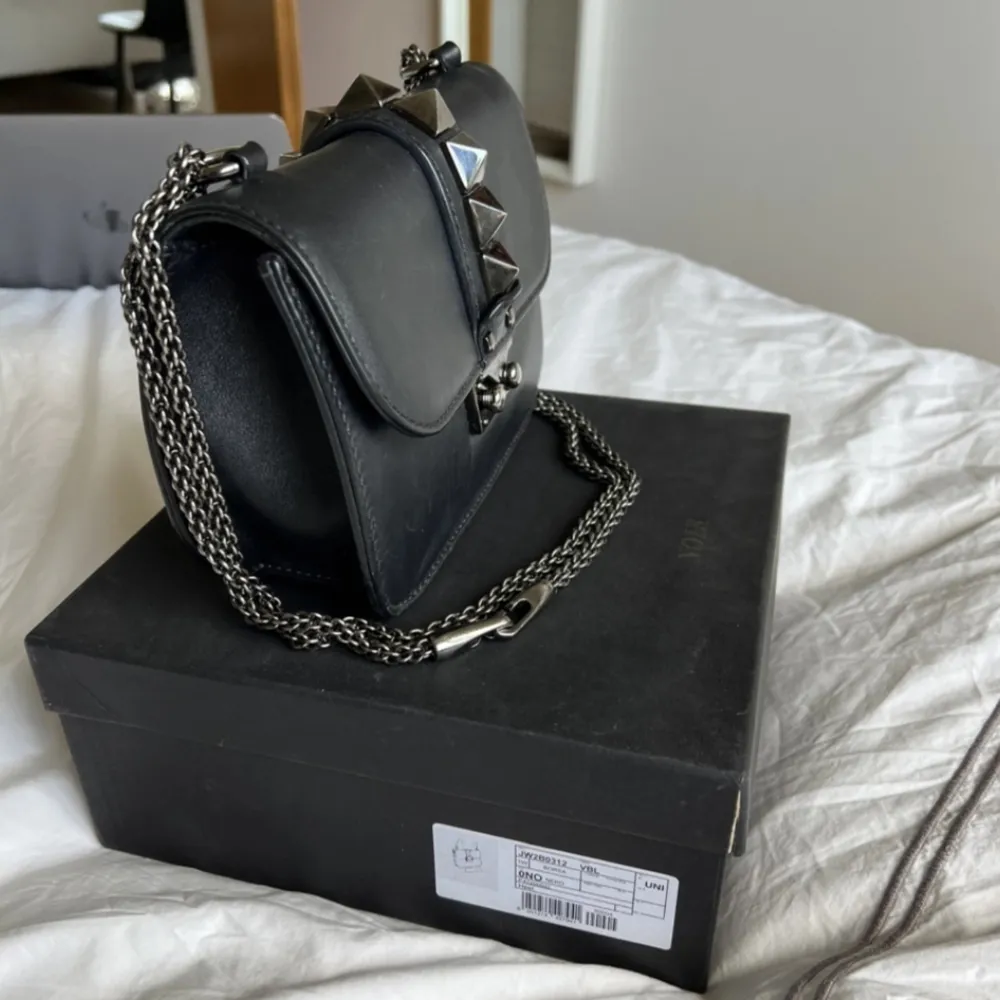 Valentino glamlock small i svart med svarta detaljer, väldigt cool färg kombo. Äkthetsbevis som box och dustbag medföljer men dessvärre inte kvitto. Väldigt fint skick! Köpt för 11000 kr💞. Väskor.