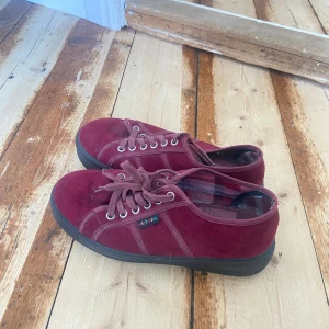 skor - Snygga röda sommarskor / sneakers jag säljer då dom var för små för mig 🫶