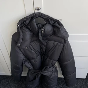 NA-KD jacka  - NA-KD jacka i färgen svart. Storlek 36 i bra skick och är både djurfri och rökfri. Kan skickas eller mötas upp. 