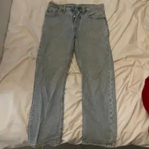 levi’s jeans 501 bra skick, osäker på stl men gissar på 25/30💙