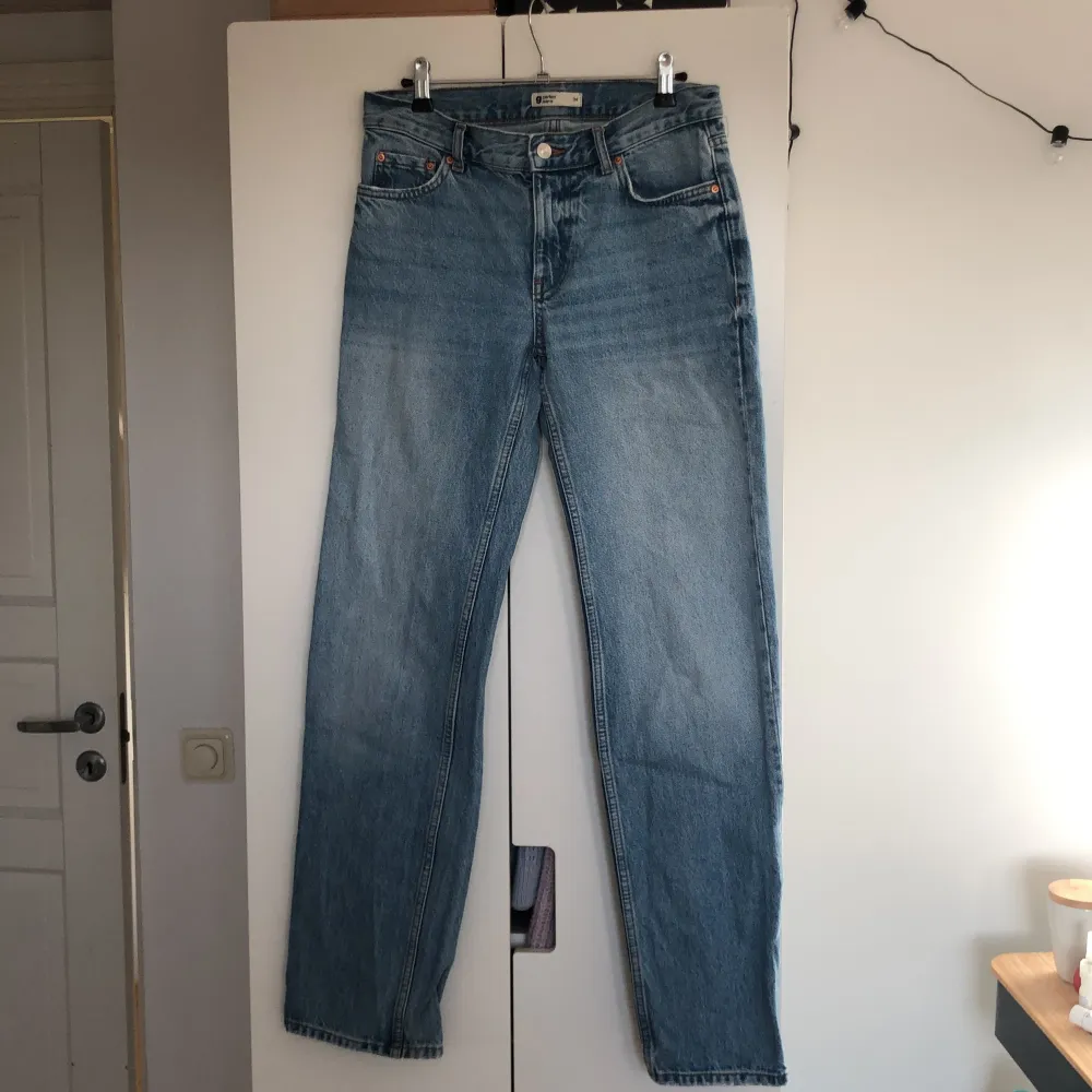 Säljer dessa jeans från Gina Tricot eftersom de inte längre passar och därför inte kommer till användning. De är i modellen ”low straight” och färgen ”mid blue”. De är sparsamt använda💓  Midja: 37 cm rakt över, Innerbenslängd: 77 cm. Jeans & Byxor.