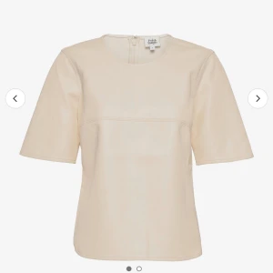 Tröja Twist & tango  - Säljer denna ben vita läder tröja från Twist and tango i storlek XS. Sitter perfekt på mig som är XS-S. Inga defekter. Köparen står för frakt. Armarna är halvlånga