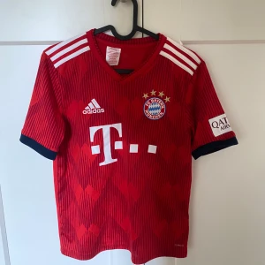 Bayern München tröja 2018/19 - Hemma tröja från 2019/20 säsongen. Knappt använd så i mycket gott skick!