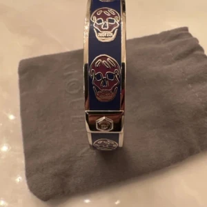 Alexander MC Queen armband - Alexander MC Queen armband i mörkblå och magentarosa. Knappt använd. I nyskick