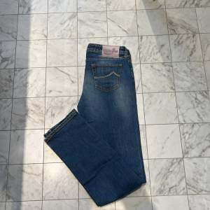 Hej, säljer ett par riktigt feta Jacob Cohën jeans i storleken 30 samt färgen ljusblå. Skick 9/10 sparsamt använda, inga defekter samt tillbehör finns. (OPS) modellen är för kvinnor men passar såklart män också! Kom dm för fler bilder/frågor osv!🙌🏻