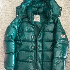 Moncler jacka - En grön moncler jacka i toppkvalite. Jackan är i nyskick och helt oanvänd. Condition 10/10. Size 3 vilket motsvarar L men sitter som S/M. Kan gå ner i pris vid en snabb affär