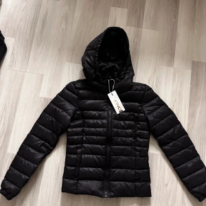 Only vårjacka - Snygg vår-jacka från only. Den är ganska tunn i materialet. Den är i nyskick och aldrig använd ☺️❤️ nypris: 530kr 