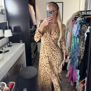 Såå fin leopardklänning från adoore i modellen Paris, aldrig använt då den är lite stor för mig💗