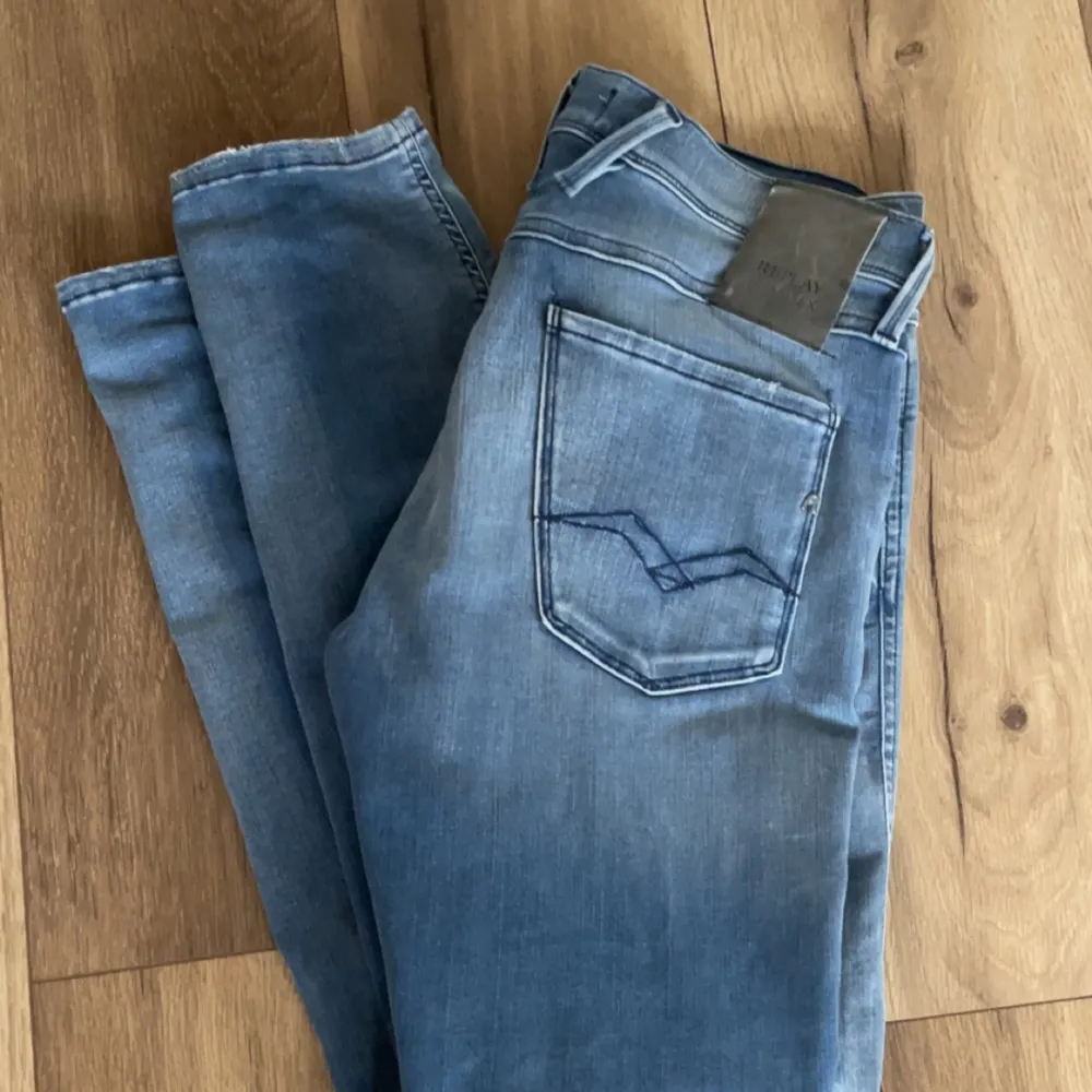 Säljer dessa skitsnygga Replay jeans. Modellen är anbass och storleken är 29/32. Dem är i bra skick och endast använda få gånger. Tveka inte på att ställa frågor!. Jeans & Byxor.