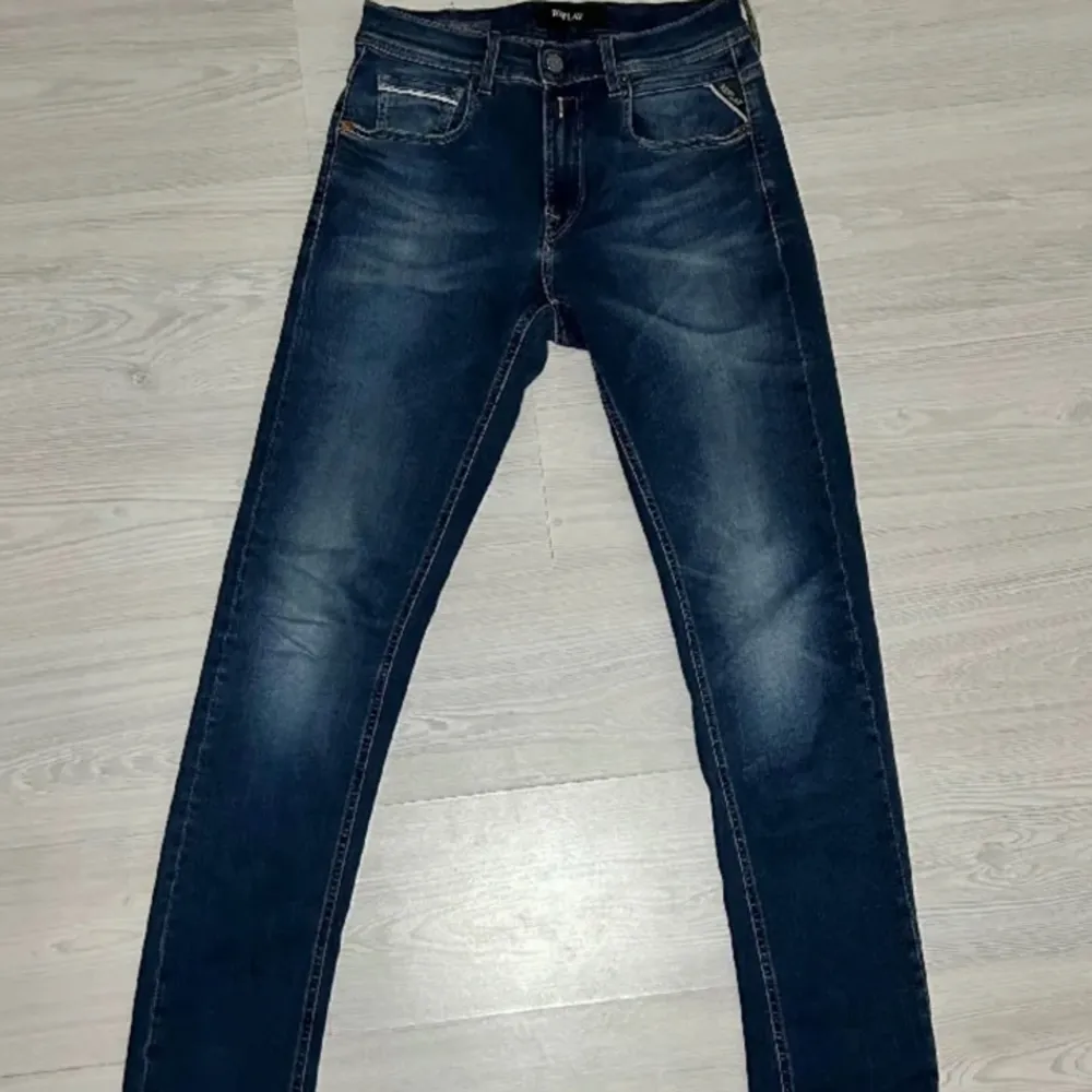 Ett par rätt så nya replay jeans i stl w28 l34 men kan passa lite större eftersom det är en hyperflex model dem passar på nästan allt perfekt till sommarn. Säljer dem eftersom dem för stora för mig.. Jeans & Byxor.