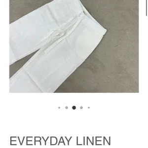 Ahloba Linnebyxor - Använda en gång. Dom är upplagda för att passa mig som är 170cm till platta skor som ballerinas. Går lätt att ta ner uppläggningen om man vill ha tillbaka längden.  Obs! De har en fläck precis vid snörena, se bild.    Frakt ej inkluderat 