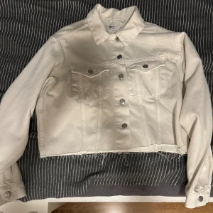 Jeansjacka från Gina tricot  - Jeansjackan är helt oanvänd och är i storlek xs från Gina tricot🥰 (Priset kan sänkas)
