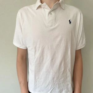 Ralph lauren pike - en fet ralph lauren pike till ett bra pris! modellen är 191 cm och väger 75 kg. Tröjan passar mindre!