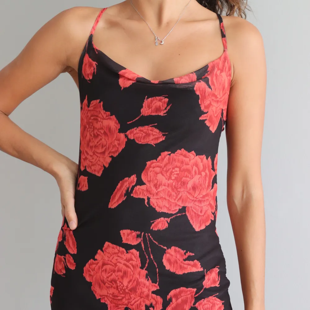 Supersnygg svart/röd klänning med ros mönster. Använd men i bra skick. Svart underklänning med mesh material över.. Klänningar.