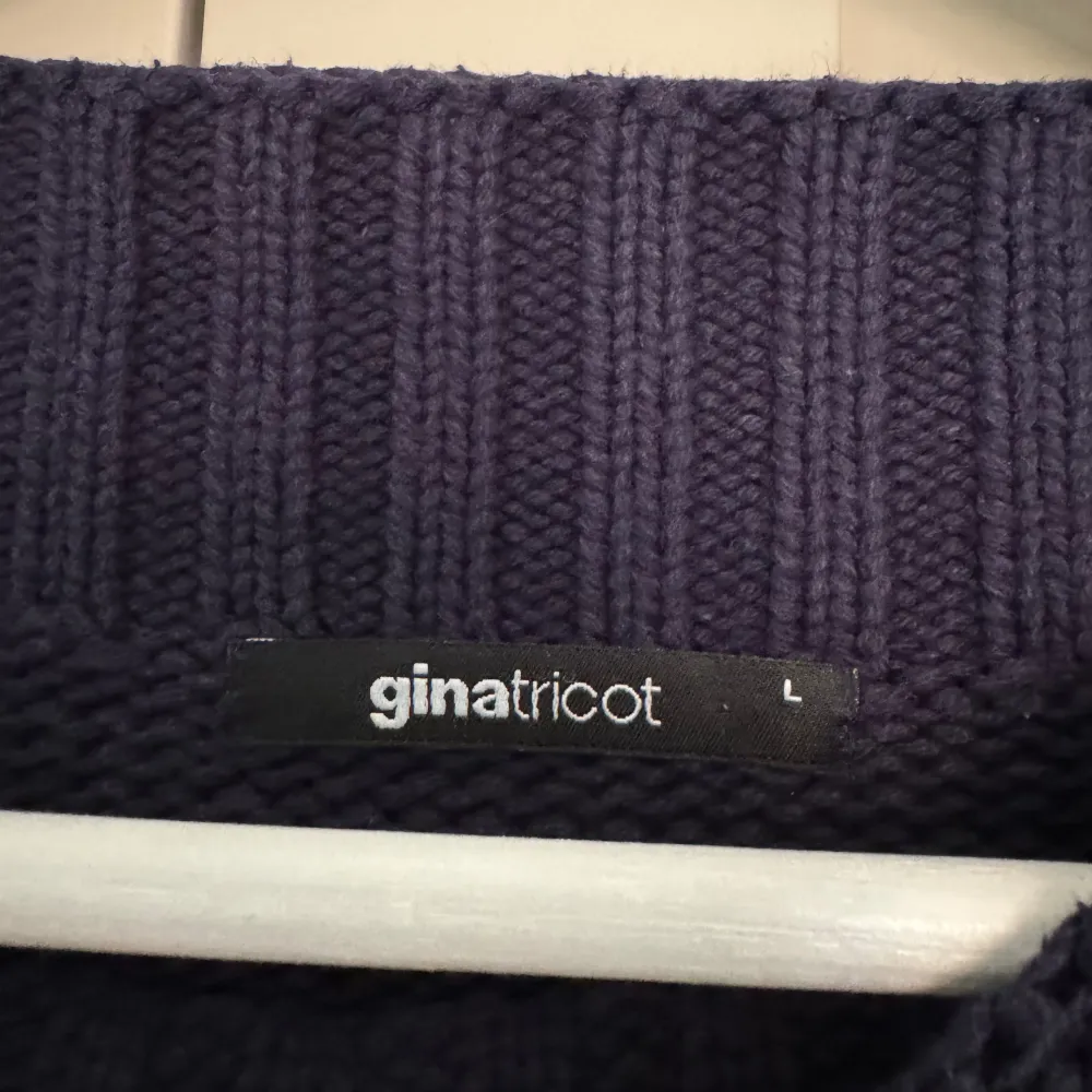 Stickad tröja från Gina Tricot!💙Storlek L, men passar mig som oftast har M.. Tröjor & Koftor.