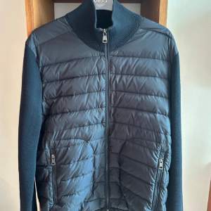 Moncler cardigan. Size L passar även M. Skick 9/10 väldigt fint. Pris 4899kr. Inga byten eller skambud.