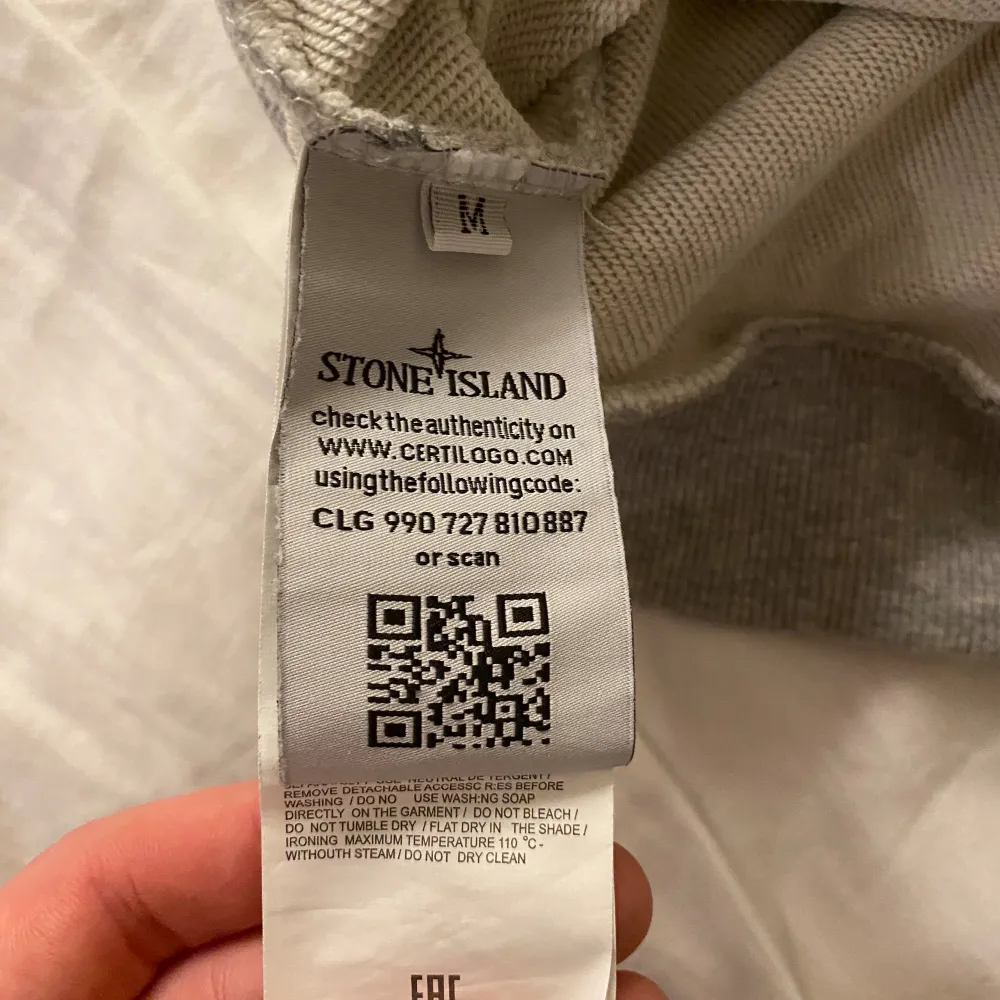 Tjo! Säljer nu denna riktigt feta stone island tröjan. Nästan aldrig använd så själva tröjan är det inge fel på men patchen är lite skrynklig ifrån tvätten men inge överdrivet.. Tröjor & Koftor.