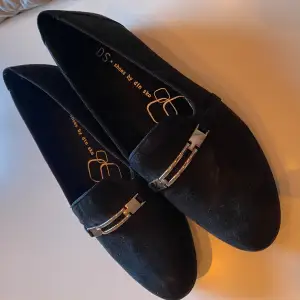 Helt nya ”ballerina sandaler”  Svarta i färgen med silvrig detalj Storlek 41 Sköna att gå i! Rök och djurfritt hem!  Märke- Din sko
