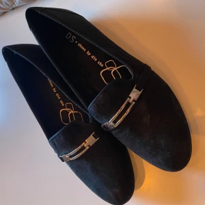 Ballerina skor  - Helt nya ”ballerina sandaler”  Svarta i färgen med silvrig detalj Storlek 41 Sköna att gå i! Rök och djurfritt hem!  Märke- Din sko