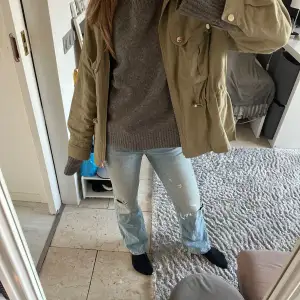 Super fina Zara jeans som är lågmidjade och utsvänga med snygga detaljer!!🔥🔥 I dessutom väldigt snyggt skick!!