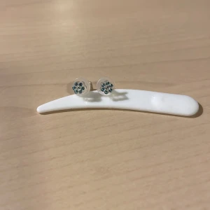 Blommiga örhängen🪻 - Hård gummi örhängen Säljer pga inte använder de så mycket❤️ Skriv om du har några frågor!